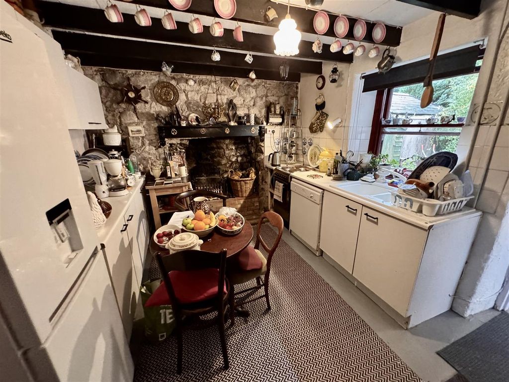 Property photo 3 of 12 Kitchen