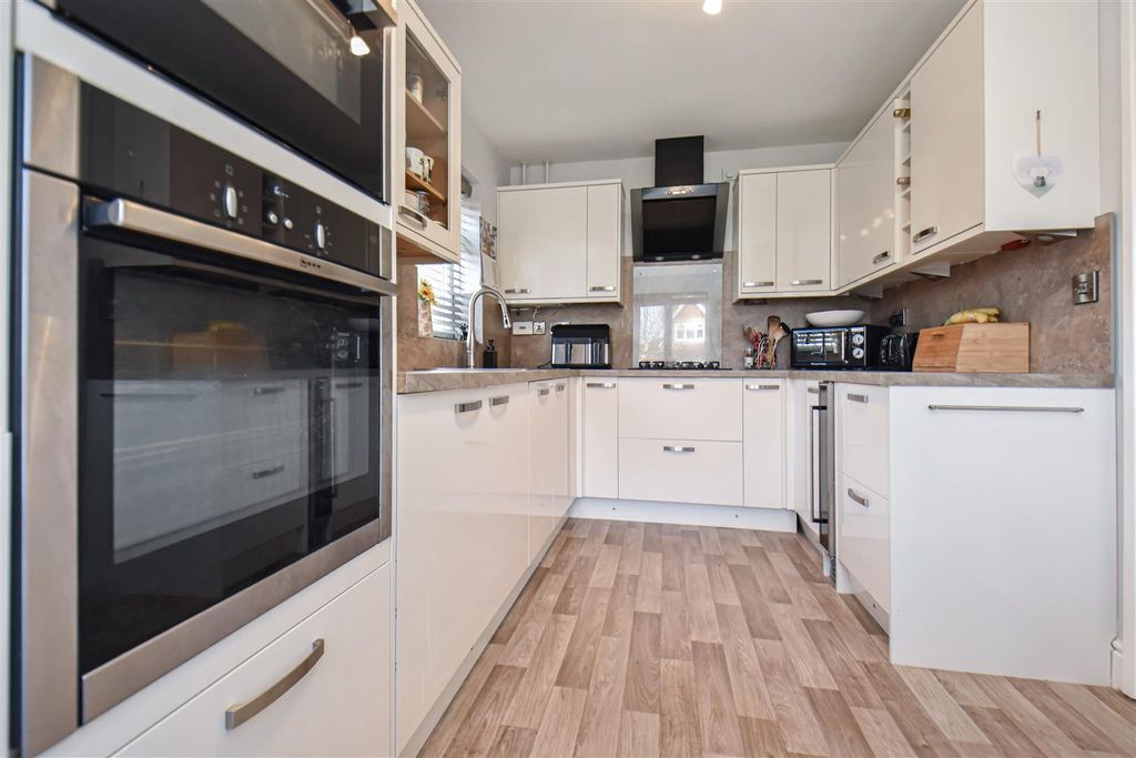 Property photo 2 of 23 Ph9_6433440.Jpg