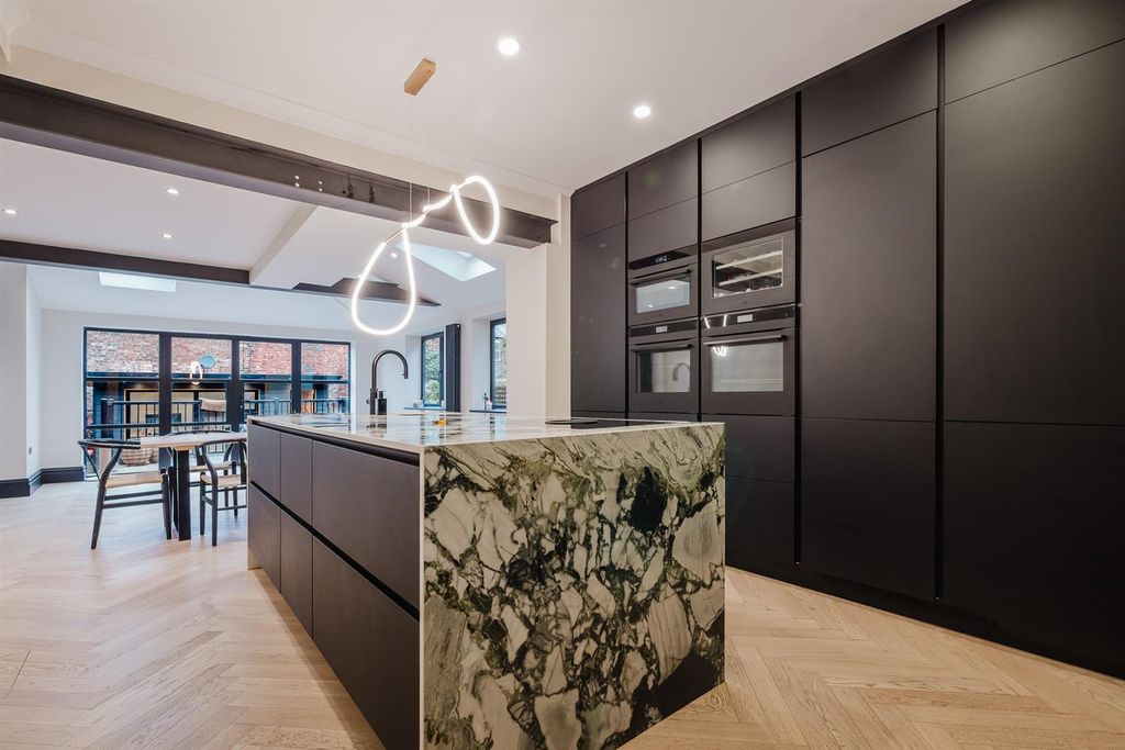 Property photo 3 of 32 Live In Dining Kitchen