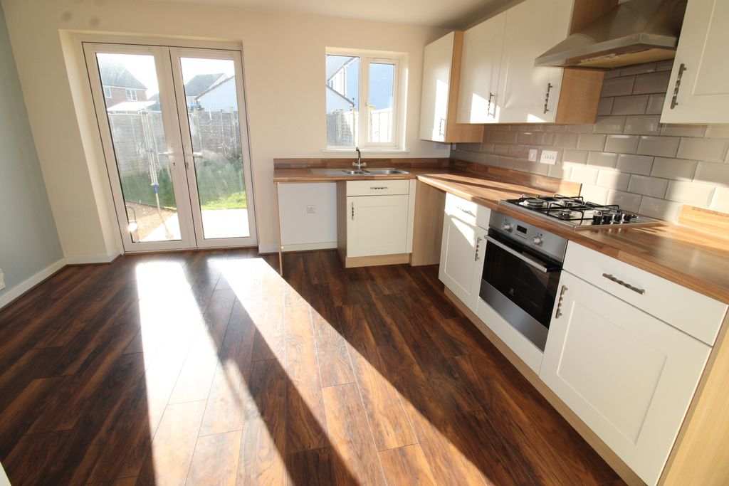 Property photo 3 of 12 Kitchen