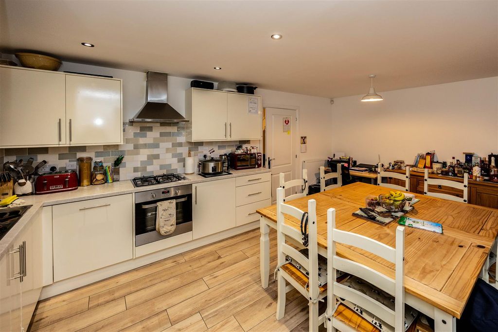 Property photo 2 of 25 10Bdvqueens-270126-6.Jpeg