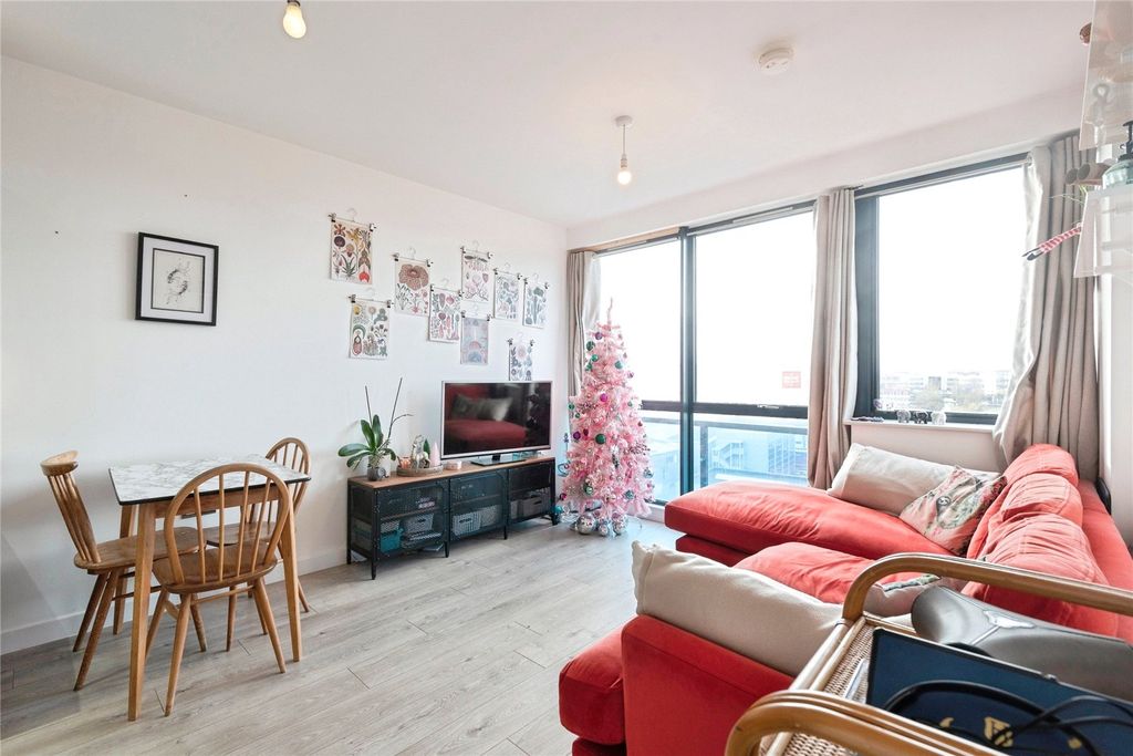 Property photo 2 of 19 Lounge