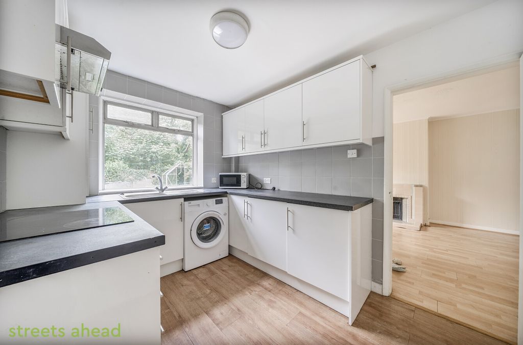 Property photo 3 of 17 c984c460-A57E-43A...