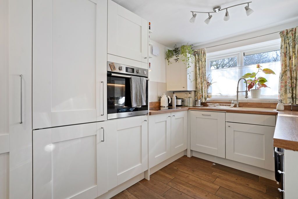 Property photo 3 of 30 Kitchen