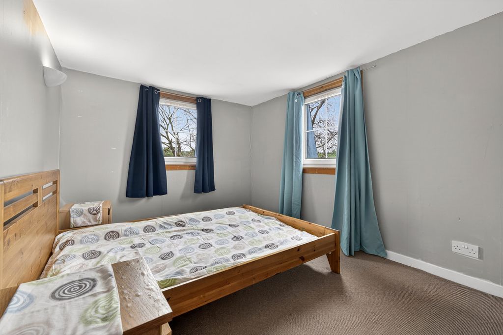 Property photo 2 of 31