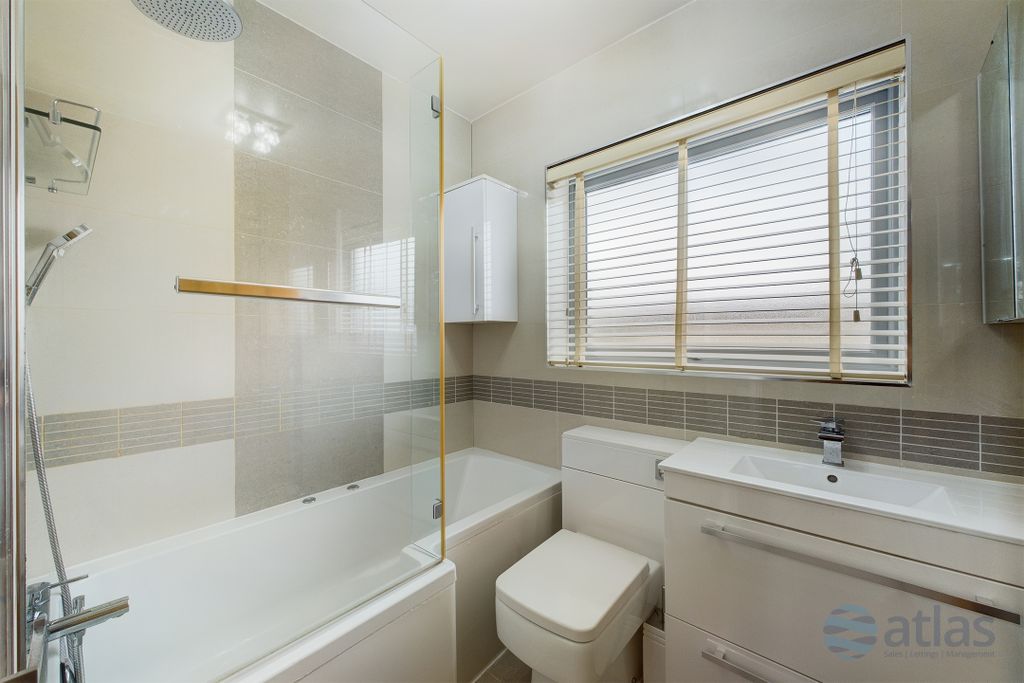 Property photo 3 of 18 Bathroom