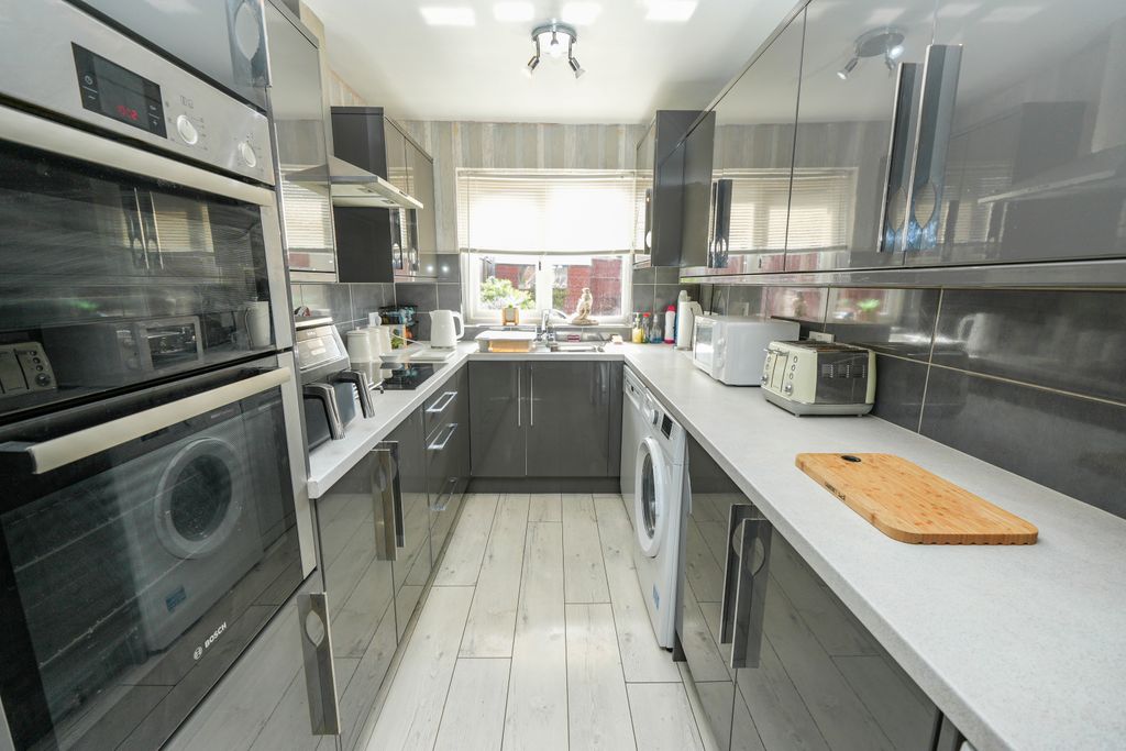 Property photo 3 of 19 Kitchen