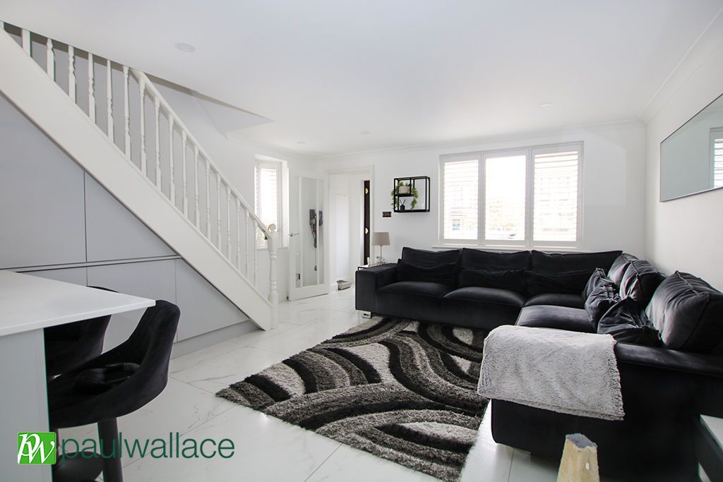 Property photo 3 of 13 Lounge