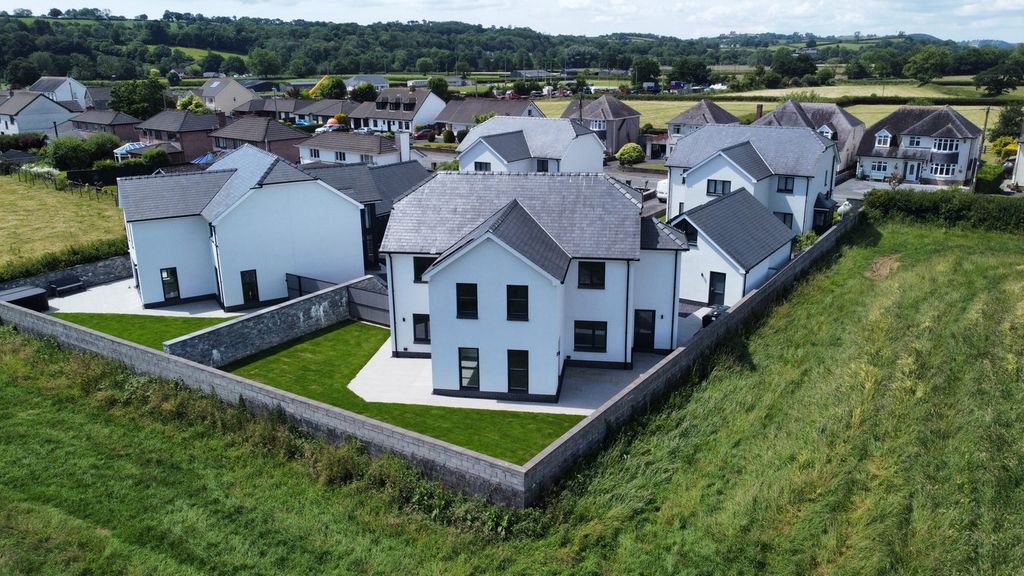 Property photo 2 of 28