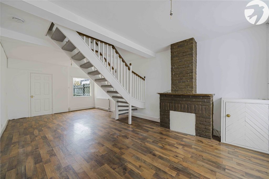 Property photo 3 of 19 Lounge/Dining