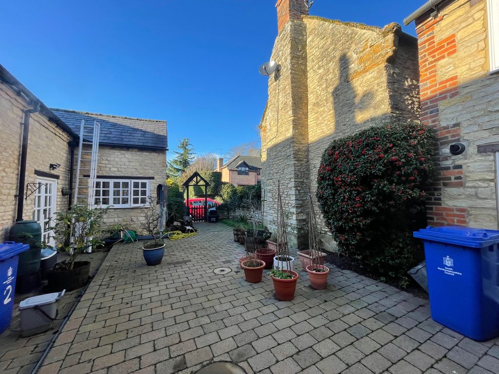 Property photo 3 of 9 Bedroom