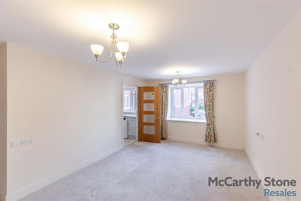 Property photo 3 of 22 8649121-Interior04.Jpg