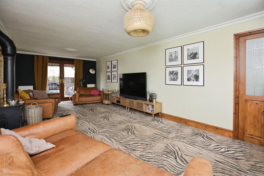 Property photo 3 of 28 Living Room