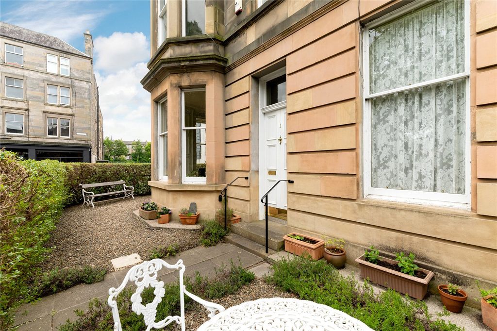 Property photo 2 of 19 Eyre Crescent