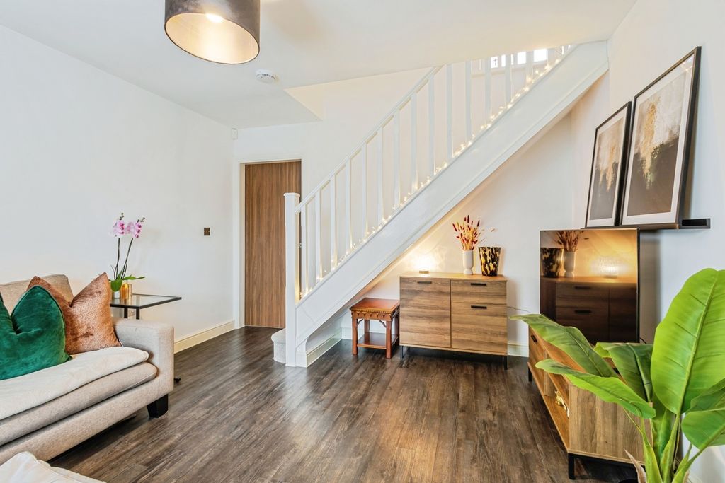 Property photo 3 of 18 Lounge