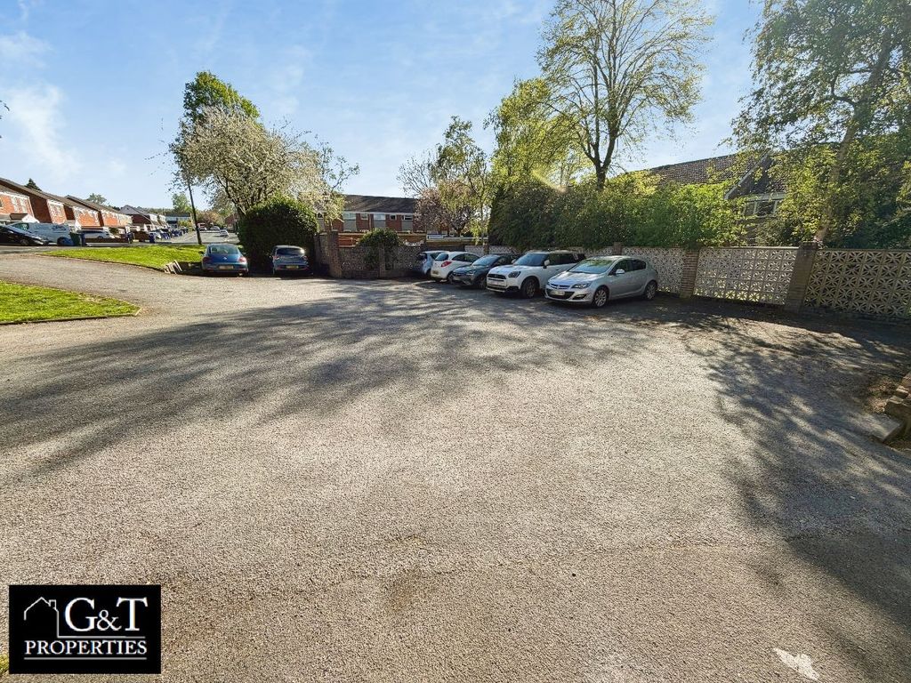 Property photo 2 of 12 Parking