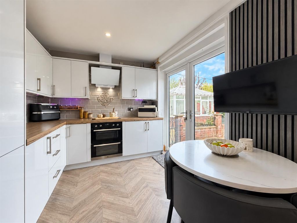 Property photo 3 of 20 46467570-Ded6-4E6d-A20B-E1A3064983Fa.Png