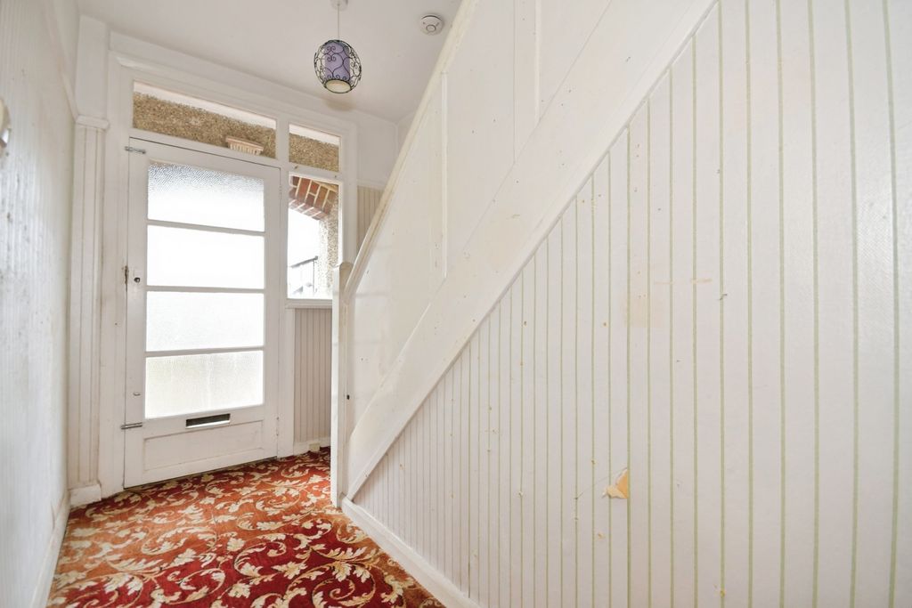 Property photo 3 of 18 Entrance Hall