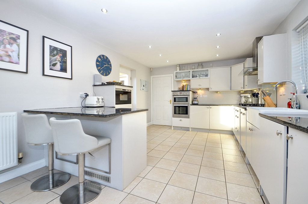 Property photo 3 of 24 Kitchen/Breakfast Room
