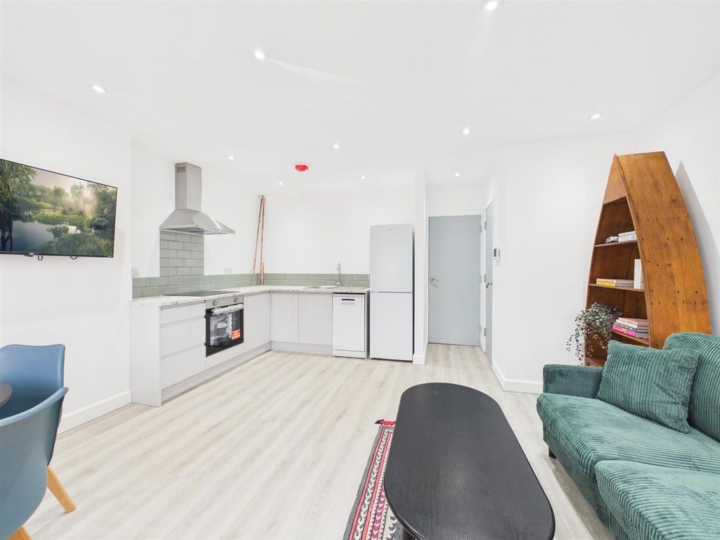 Property photo 1 of 11 Cam04063G0-Pr0196-Still005.Jpg