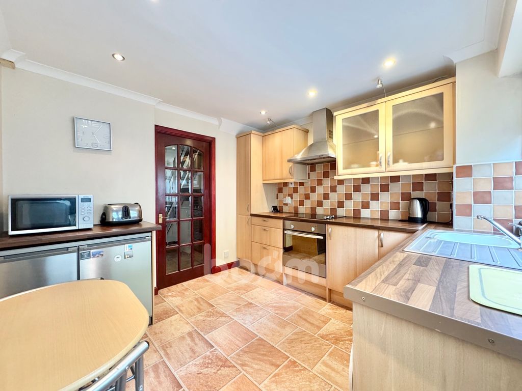 Property photo 3 of 23 Eriskay Court, Dreghorn Kitchen Pic