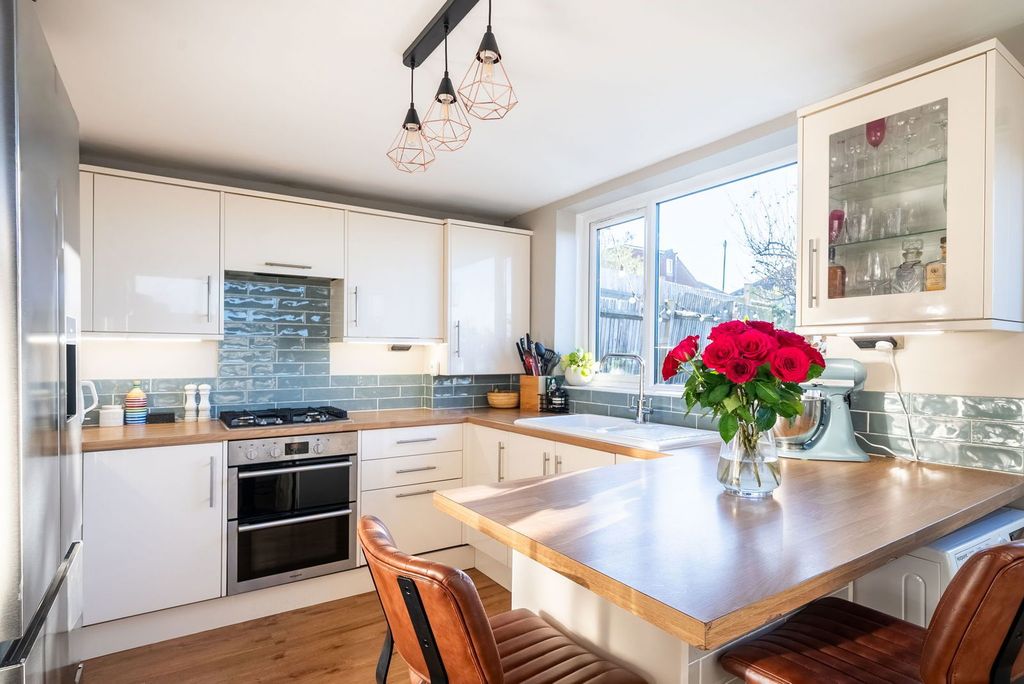 Property photo 2 of 25