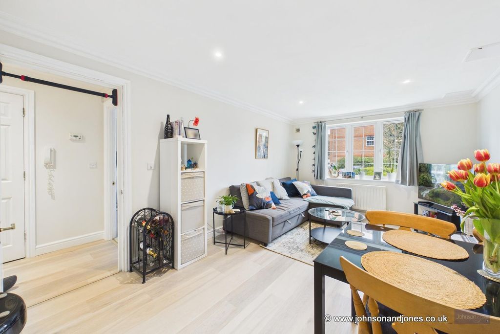 Property photo 1 of 12 2 Lounge.Jpg