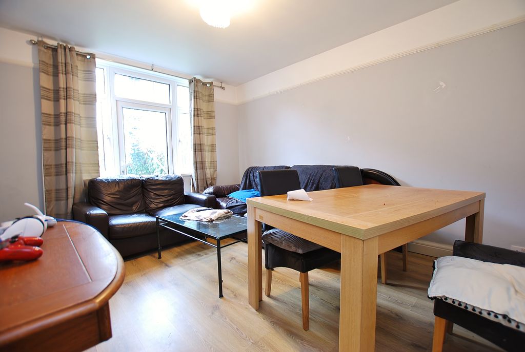 Property photo 2 of 8 Photo 02