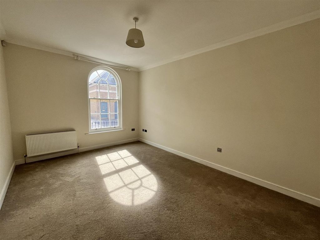 Property photo 3 of 18 Living Room
