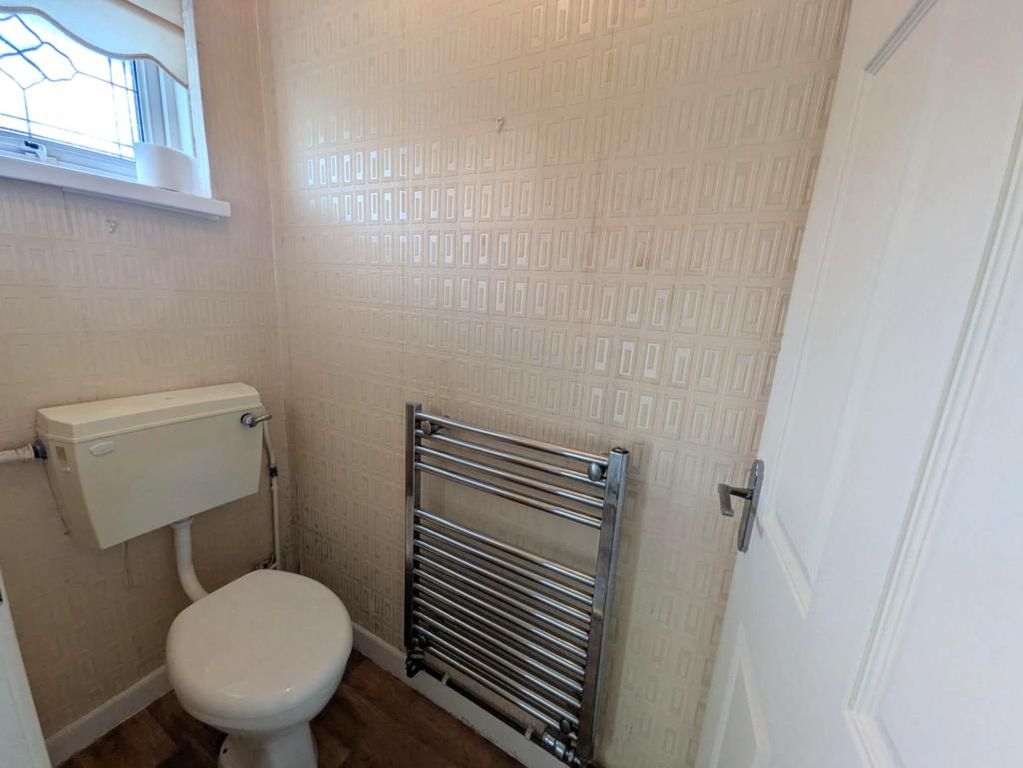 Property photo 2 of 12 Cloakroom