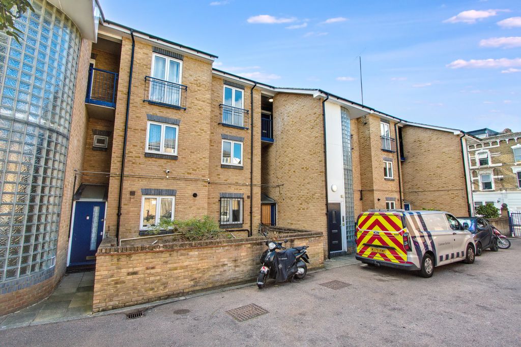 Property photo 1 of 17 Flat 5 Solomon House, 50 Rectory Road, Stoke Newington, London, N16 7Qy
