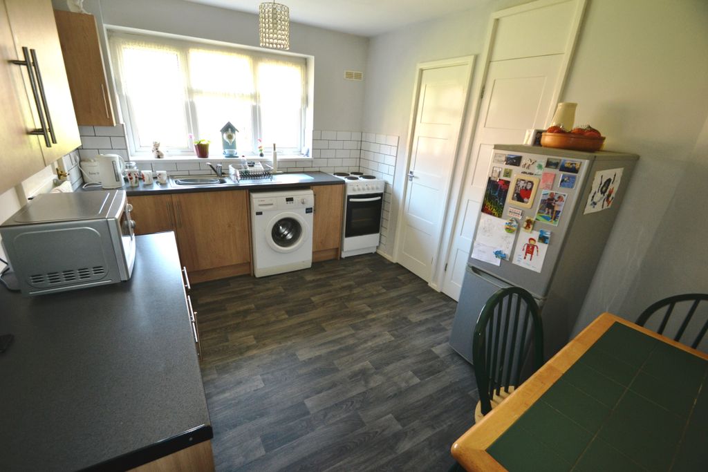 Property photo 3 of 11 Kitchen