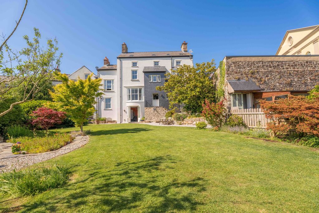 Property photo 1 of 98