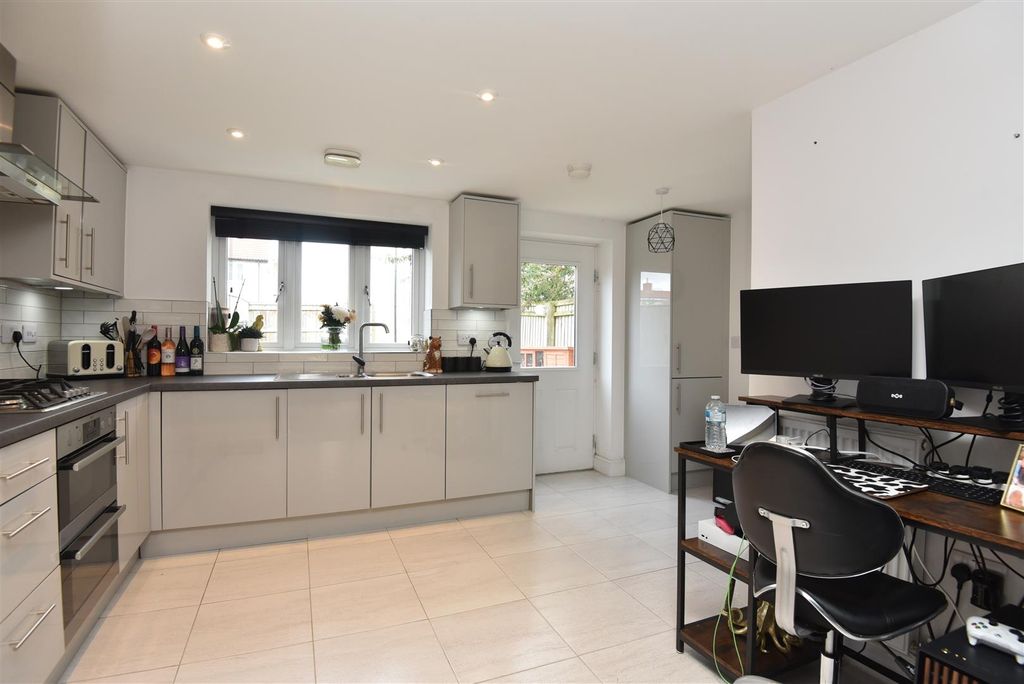 Property photo 3 of 9 Kitchen/Dining Area
