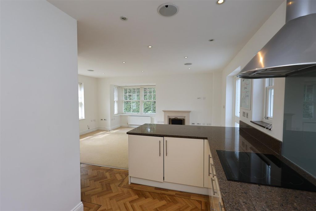 Property photo 3 of 25 Kitchen / Reception