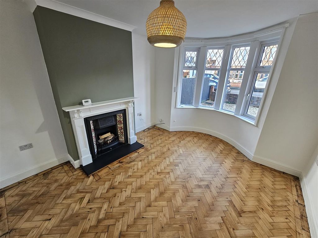 Property photo 2 of 16 Lounge