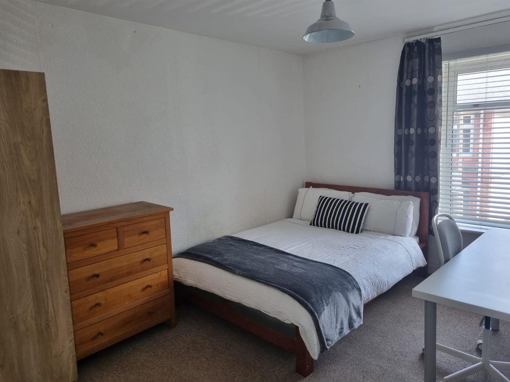 Property photo 2 of 8 Bright Bedroom With Double Bed And Ample Storage...