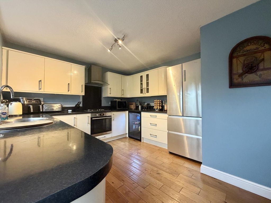 Property photo 3 of 23 Kitchen