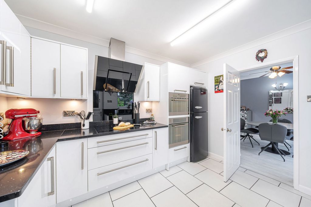 Property photo 2 of 26