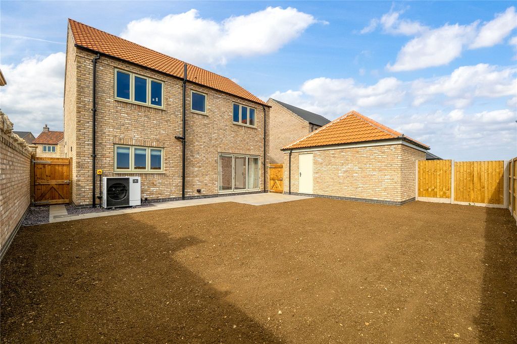 Property photo 3 of 18 Garden