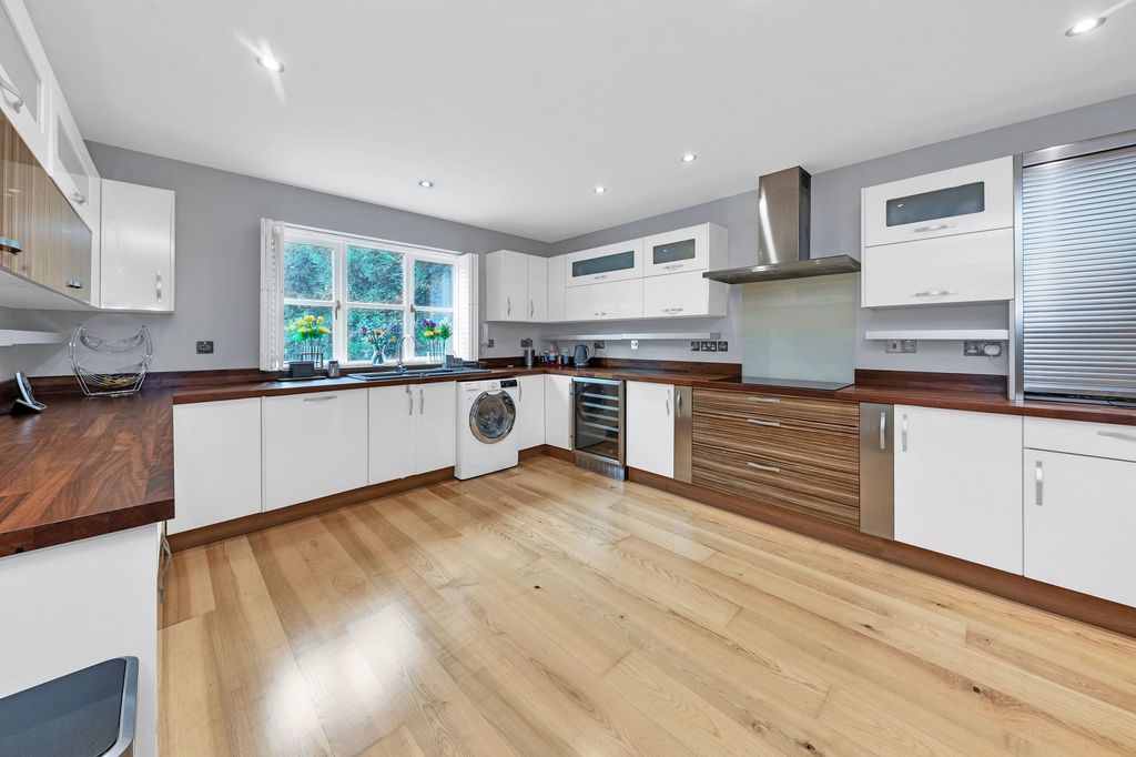 Property photo 3 of 28