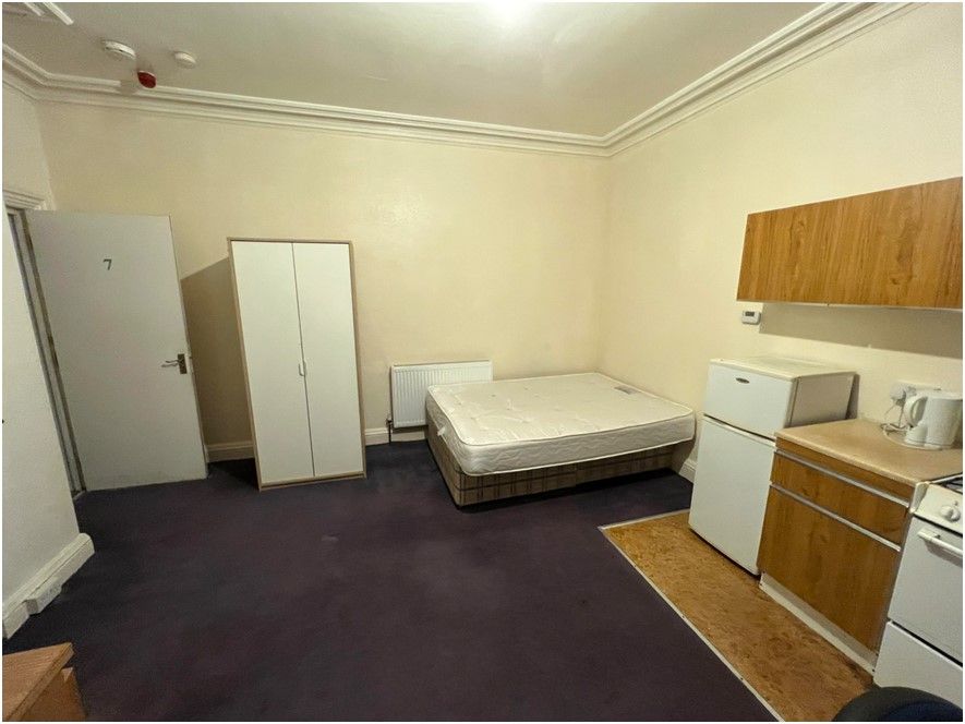Property photo 2 of 3 Bedsit