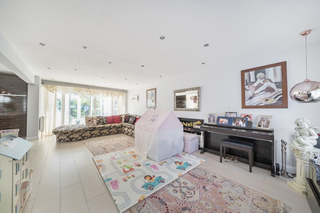 Property photo 3 of 22 1353708-18-68c3Ef...