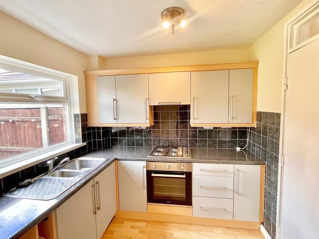 Property photo 3 of 10 Kitchen.Jpeg