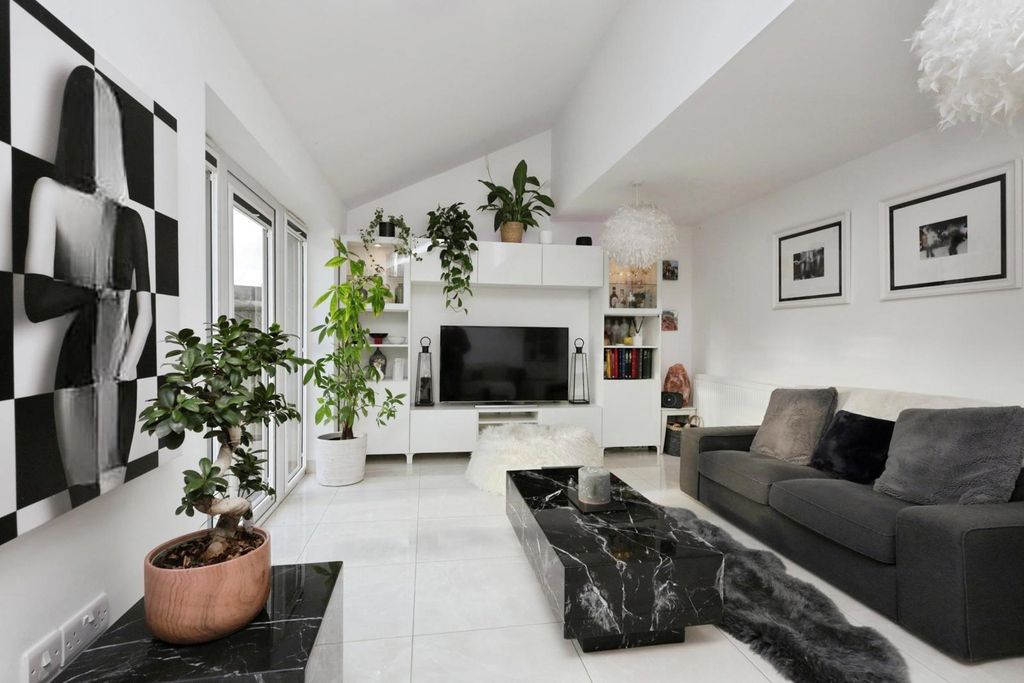 Property photo 2 of 18 Pbox-Img.Jpg