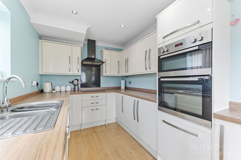 Property photo 3 of 32