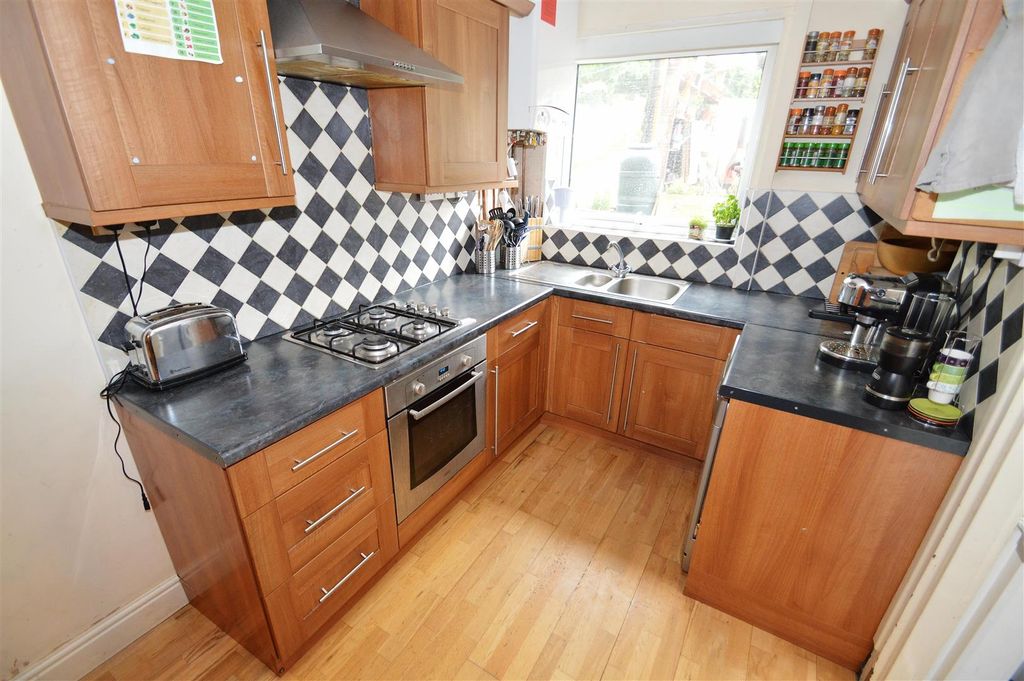 Property photo 2 of 6 Kitchen