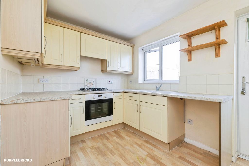 Property photo 3 of 19 Kitchen