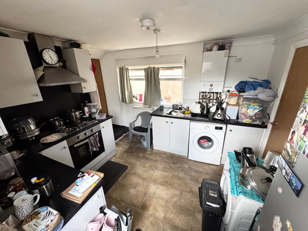 Property photo 3 of 7 Kitchen