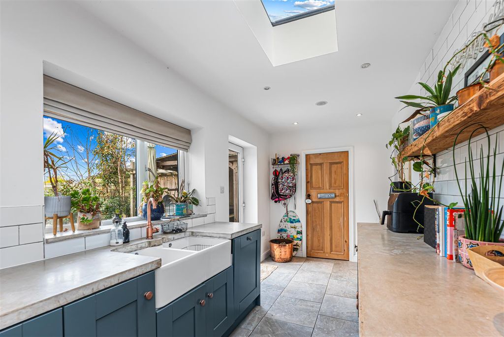 Property photo 3 of 25 Kitchen